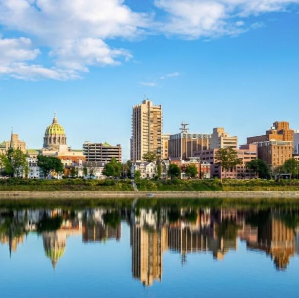 Horizonte de Harrisburg, Pennsylvania, con el Capitolio y el río Susquehanna