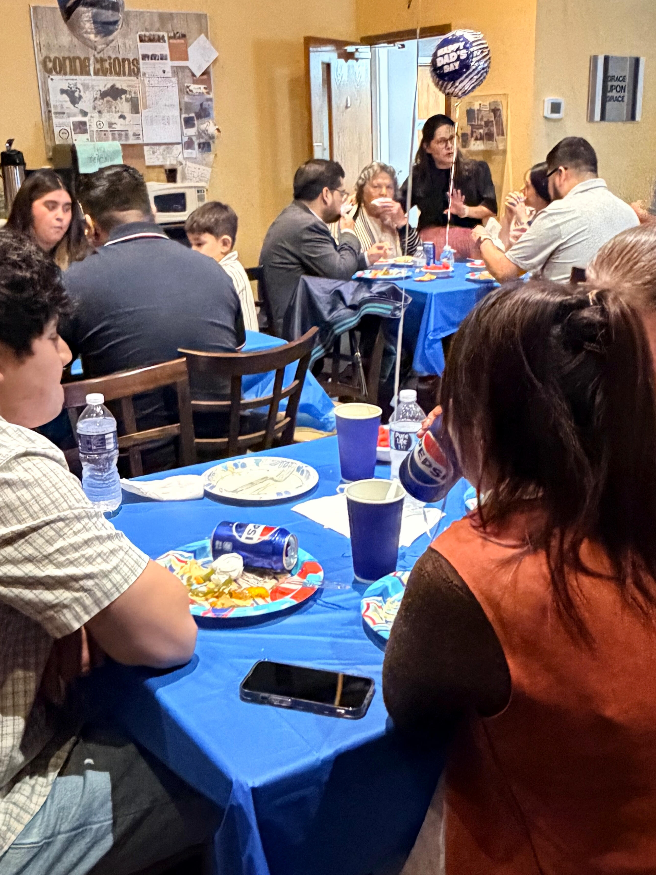 Familias de Ministerios Ebenezer Harrisburg compartiendo en un evento de la iglesia hispana
